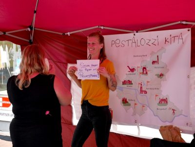 Standbesucher konnten sich als Unterstützer von Kinderrechten mit einem Polaroid-Foto auf einer Tafel verewigen.