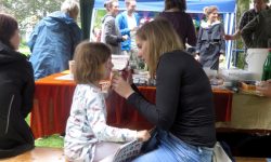Die Kita bietet Kinderschminken an - Sommerfest der Stiftung Anscharhöhe