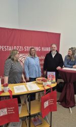 Drei Frauen und ein Mann an einem Stand der Pestalozzi-Stiftung Hamburg Drei Frauen und ein Mann an einem Stand der Pestalozzi-Stiftung Hamburg
