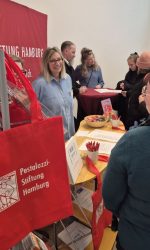 Besucherinnen am Infostand Besucherinnen am Infostand